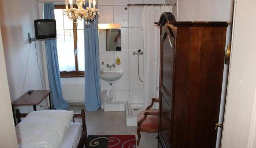 Single Room with Shared Toilet