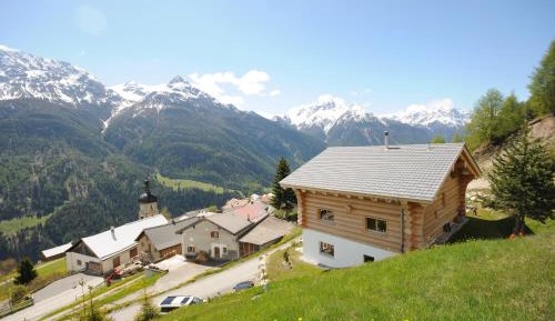 Apartment with Mountain View