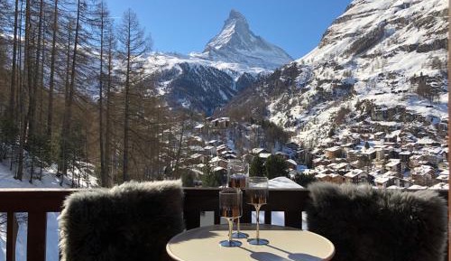 Apartment with Mountain View