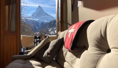 Apartment with Mountain View