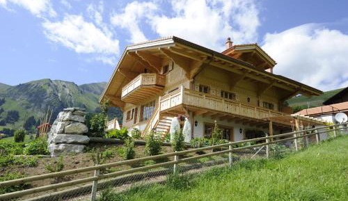 Apartment with Mountain View