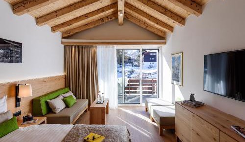 Apartment with Mountain View