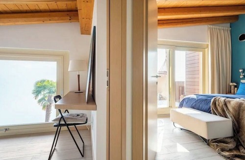 Parzanica Apartment | Prestige Lake Skyline
