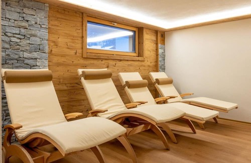 Saas Almagell Apartment | Cosy apartment for 3 guests with hot tub, WIFI, TV and balcony