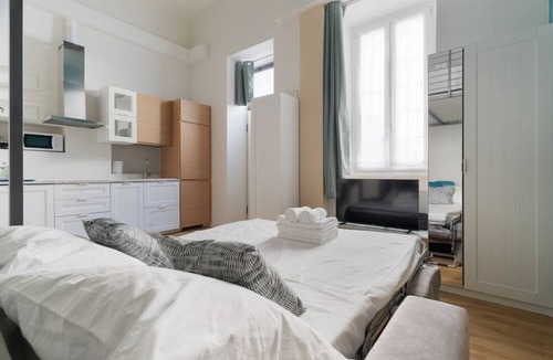 Central Station Apartment | Cozy 38m2 apartment, perfect for 4 people, located on the ground floor of a typical building.The accommodation is located in a strategic position, a stone's throw from the Central Station and the M1 Lima metro, allowing you to easily move around the ci