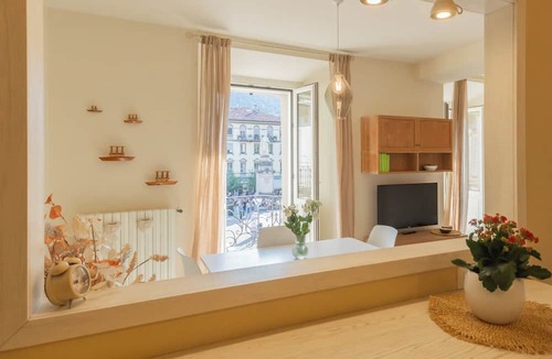 Como City Centre Apartment | Linda Apartment 2 - Two Bedroom Apartment, Sleeps 4