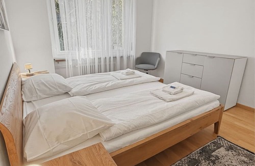 Hirslanden Apartment | Cozy and sunny 2BR flat in the city centre (Sky10)