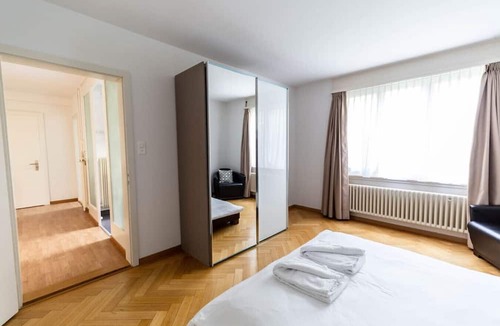 Hottingen Apartment | Bright 1 BR flat (Parkview 1)