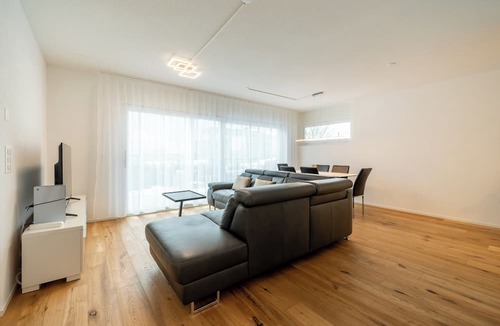Muhlethal Apartment | Schweizer Refugium | Smart Home, 1 GB, Erdgeschoss, 3 Min. zum Krankenhaus!