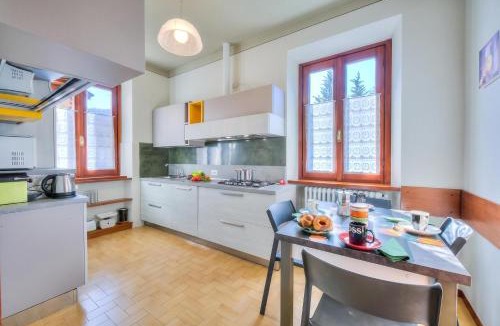 Gemonio House | Anita Lake, 2BR Retreat w/Shared Pool and Gym - Happy Rentals