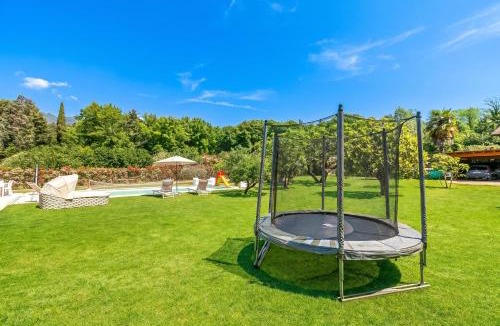 Gemonio House | Anita Lake, 2BR Retreat w/Shared Pool and Gym - Happy Rentals