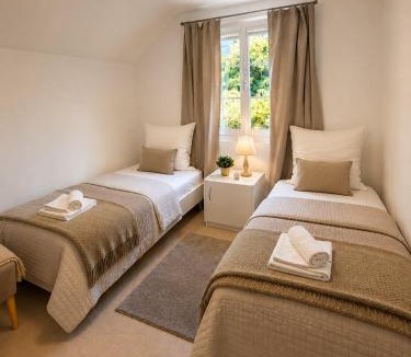 Hilterfingen Apartment | Mon Bijou Chalet au Lac Alpin