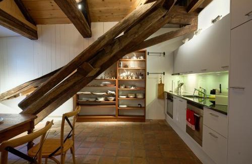 Grunes Quartier Apartment | Historic Apartment Cathedral View in the Heart of Bern 4th Floor - no Lift