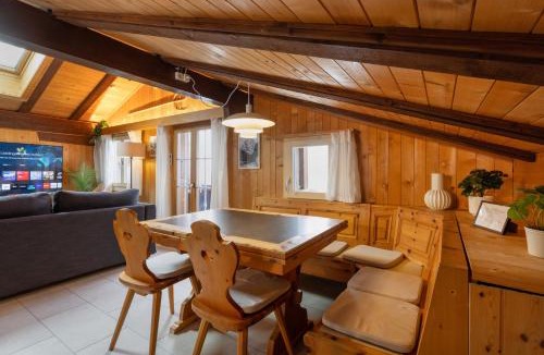 Axalp Apartment | Cozy Alpine Lodge - Hot Tub & Balcony Views