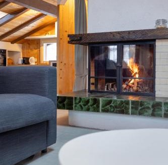 Axalp Apartment | Cozy Alpine Lodge - Hot Tub & Balcony Views