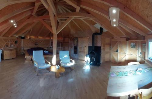Sundlauenen House | Holiday Home Einzigartige Holzhütte mit Bergpanorama by Interhome