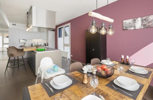 Langenthal Apartment | Casa Milla-Zentrales, modernes Loft in Langenthal -am Fluss mit Balkon, Parkplatz und grosser Küche