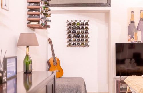Abbadesse Apartment | The Wine Cave, Cool & Spacious 2BR, Steps from Milano Centrale, ideal for large groups and families