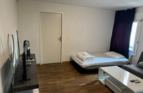 Niederdorf Apartment | City Center Apt en-suite budget Self check in, ETH Zurich HB