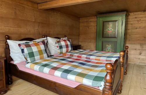 Brunnadern House | Gemütliches Chalet-Zimmer in Guesthouse Rosalie