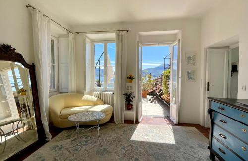 Resiga Apartment | Lovenest: romantic apartment overlooking the lake