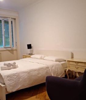 Lausanne House | une chambre à coucher dans un appartement au centre-ville