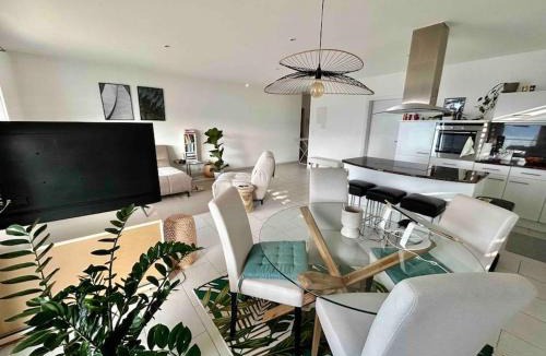 Chardonne Apartment | King Suite - Mountains & Lake Panoramic view