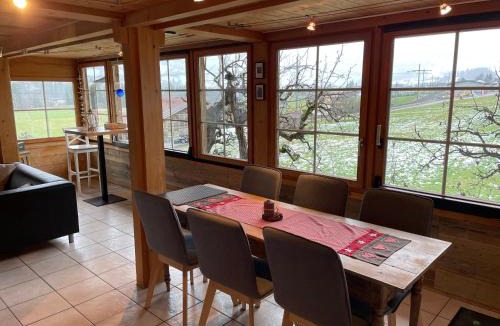 Frutigen Apartment | Edelweiss 4 Zi Ferienwohnung in Landhaus