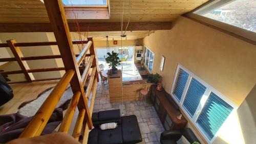 Martigny Apartment | Chez Pewee, beau duplex en ville, parc privé