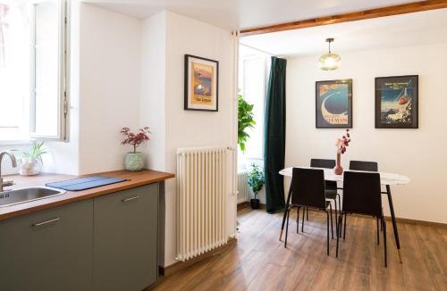 Montreux House | Marché 28 Guesthouse