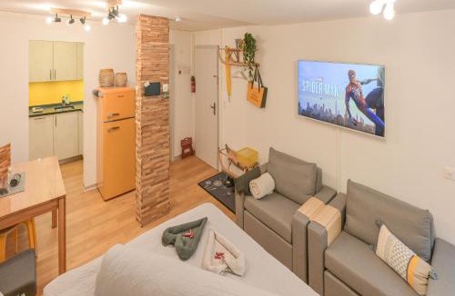 Graechen Apartment | Ambassador Yellow Home