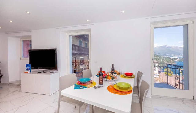 Red View Apartment
