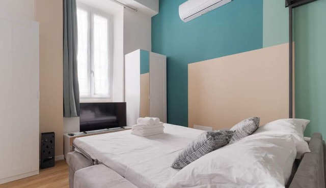 Cozy 38m2 apartment, perfect for 4 people, located on the ground floor of a typical building.The accommodation is located in a strategic position, a stone's throw from the Central Station and the M1 Lima metro, allowing you to easily move around the ci