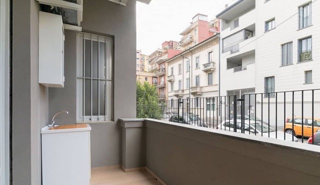 GuestHost - Bright apartment of about 85 sqm, able to accommodate up to 5 people, located on the mezzanine floor of a building (NO elevator - there are some steps to climb).The property is located in a residential area of ​Milan, full of services an