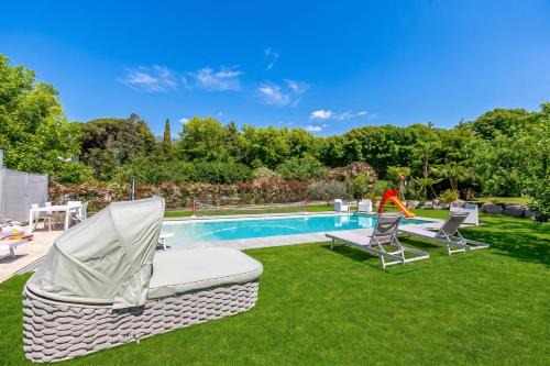 Anita Lake, 2BR Retreat w/Shared Pool and Gym - Happy Rentals