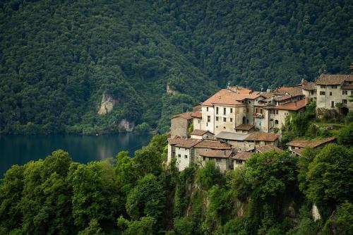 Puria Rustic Lake View Apartment
