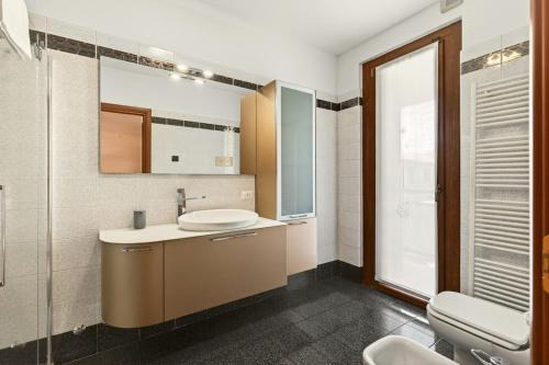 Airport BGY 4 min - Spacious House with Two Balconies