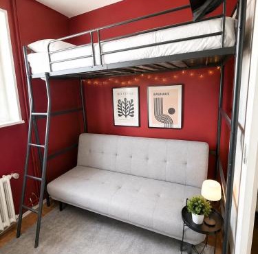 Nyon Red room