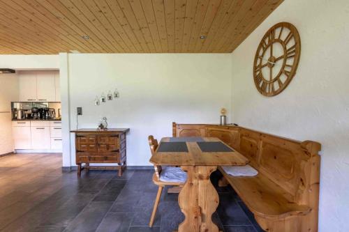 Hot Tub and Sauna Stay with Garden Views and near Gondola