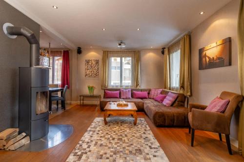 Lake and Mountain View Villa with Whirlpool and Free Parking in Huenibach