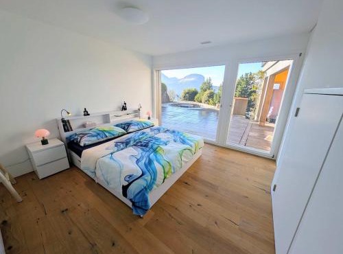 Stunning 4BDR Villa- Private Sauna & Lake View