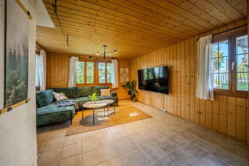 Peaceful Alpine Hideaway - Hot Tub & Terrace