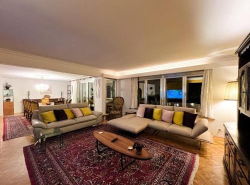 Chalet Maithili Lauterbrunnen -152-Year-Old Majestic Chalet