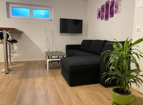Privates Gästezimmer mit eigenem Bad & Küche im UG
