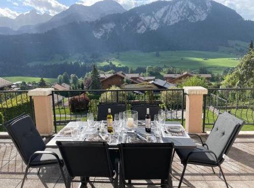 Large 3 bed apartment with mountain views, pool and gym