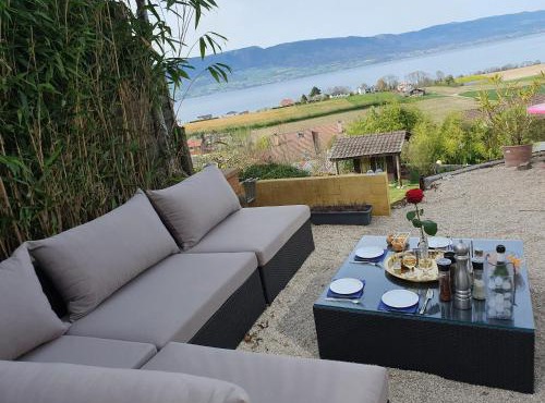 Chalet with Stunning Lake and Mountain Views avec une vue à couper le souffle, une spacieuse terrasse et jardin