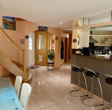 Chambre spacieuse à louer dans une maison calme avec un grand jardin