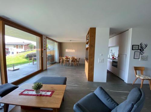 Casa Admisa, spektakuläre Aussicht, Ski in and out, hochwertige Einrichtung, Valserstein und Eiche